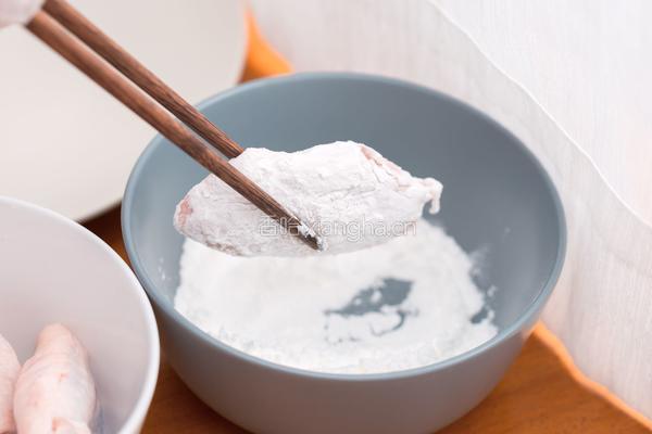 【咸蛋黄鸡翅】鸡翅还能这样吃？！零失败快手菜说的就是它了吧~的做法图解3