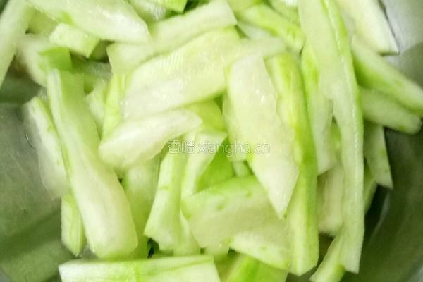 凉拌西瓜皮的做法图解2
