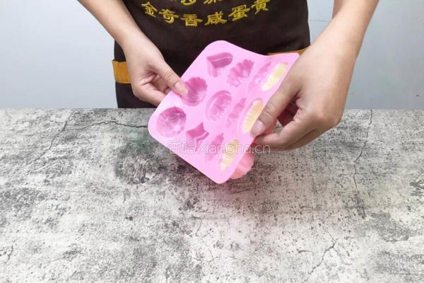 清凉夏日自制咸蛋黄脆皮冰淇淋的做法图解5