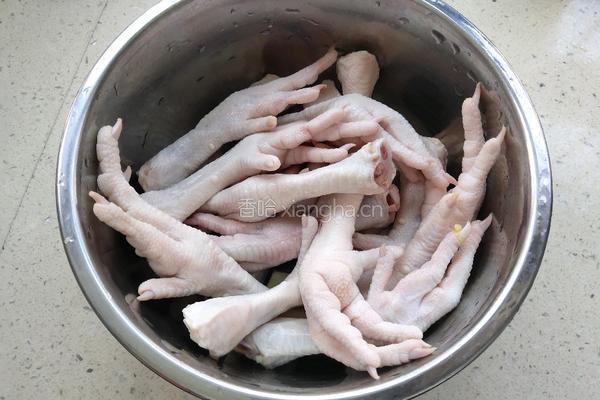泡椒鸡爪的做法图解1