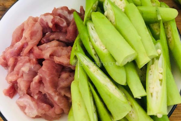 秋葵炒肉丝的做法图解2