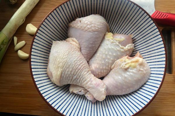 电饭煲鸡腿的做法图解1