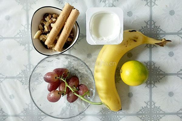 坚果麦片香蕉酸奶昔的做法图解1