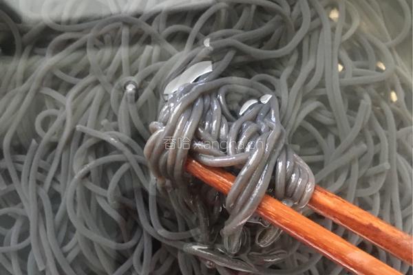 凉拌蕨根粉的做法图解1