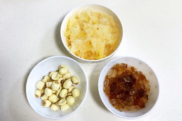 桃胶银耳凤梨甜汤的做法图解1
