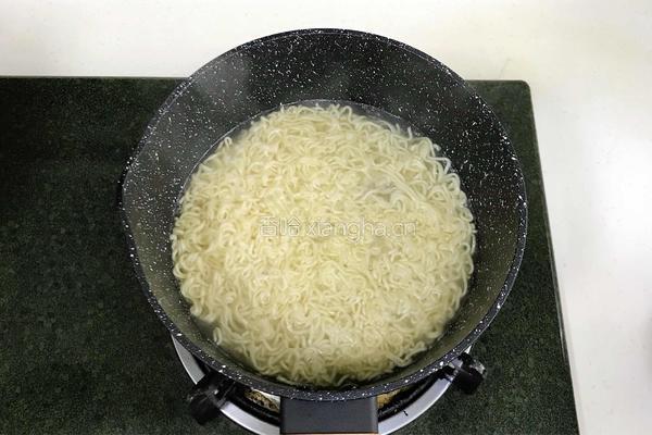 老干妈炒泡面的做法图解3
