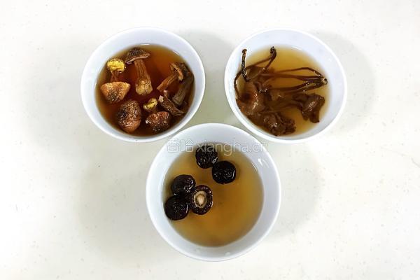 菌菇山药乌鸡汤的做法图解2