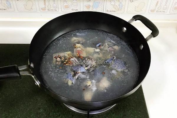 菌菇山药乌鸡汤的做法图解4