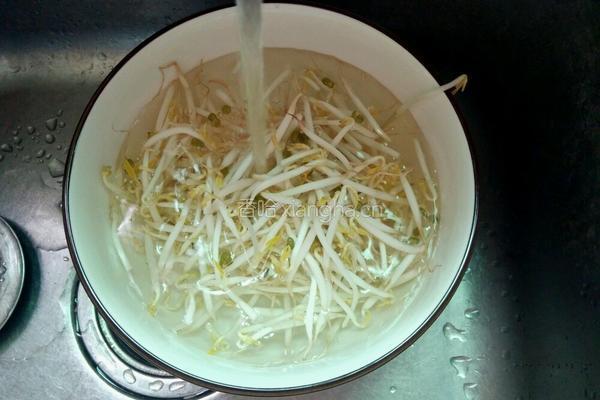 辣椒酱豆芽拌面的做法图解2