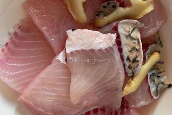 青椒炒鱼块的做法图解1