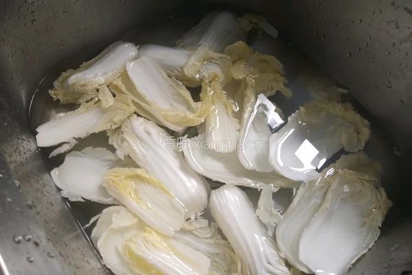 爆椒白菜的做法图解1