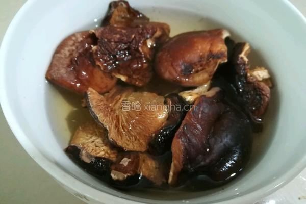 香菇闷鸡的做法图解2