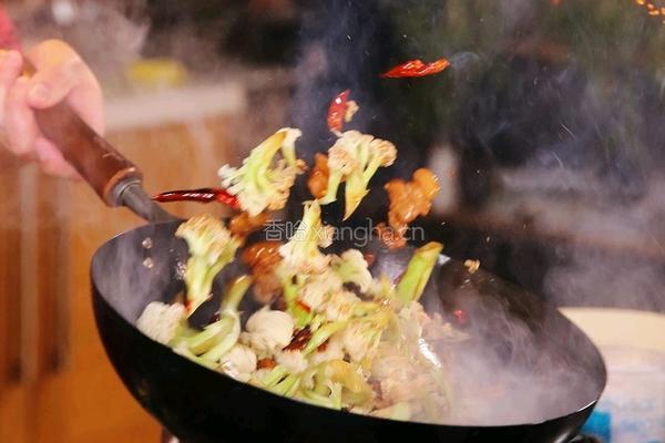 非常能体现锅气的菜「花菜炒五花肉」的做法图解2