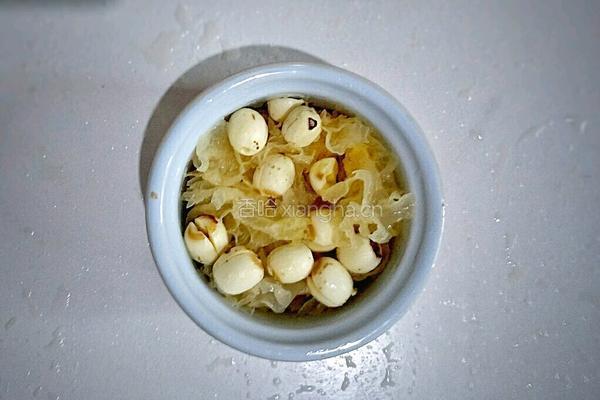 红枣银耳莲子羹的做法图解4