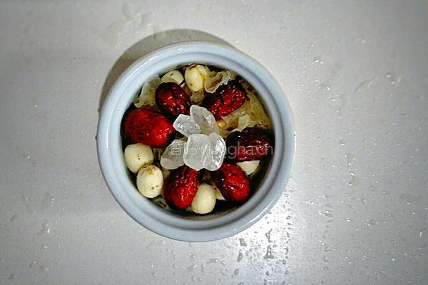 红枣银耳莲子羹的做法图解5