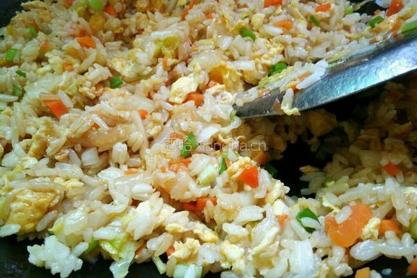 胡萝卜白菜蛋炒饭的做法图解11