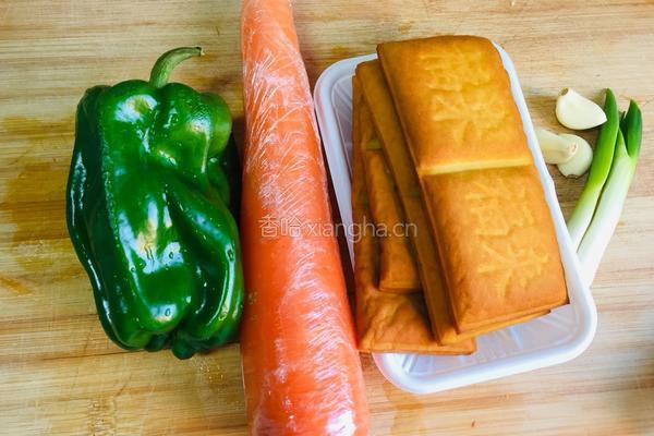 豆干炒青椒的做法图解1