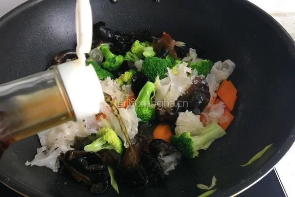 双耳炒西蓝花的做法图解8