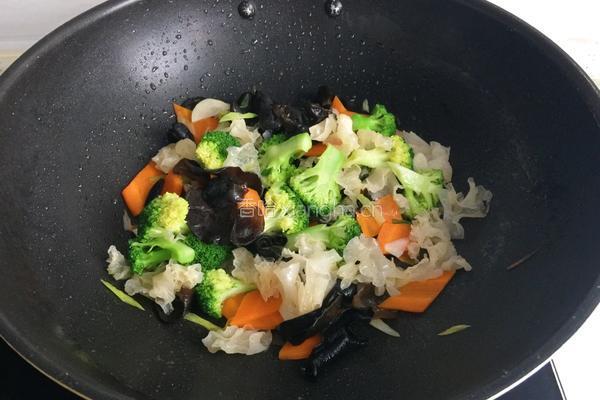 双耳炒西蓝花的做法图解10