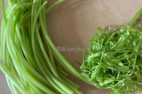 青椒炒地瓜梗的做法图解1