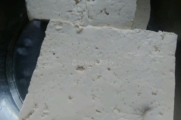 茼蒿炒小豆腐的做法图解1