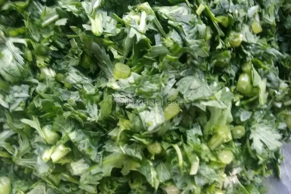 茼蒿炒小豆腐的做法图解3