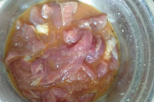猪肉煲的做法图解1