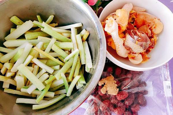 蒲菜炖鸡的做法图解1
