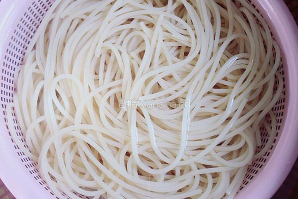黑椒牛柳丝炒意粉的做法图解3