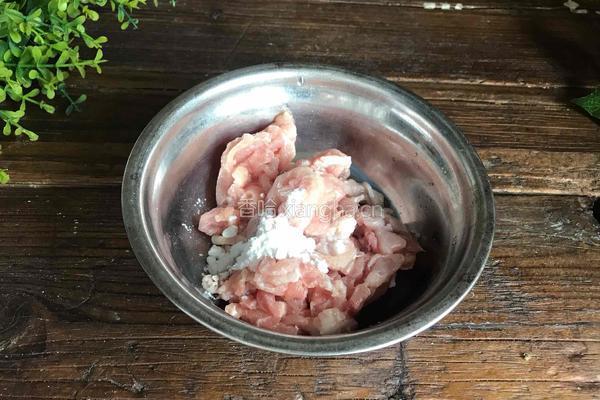 茭白炒肉丝的做法图解2