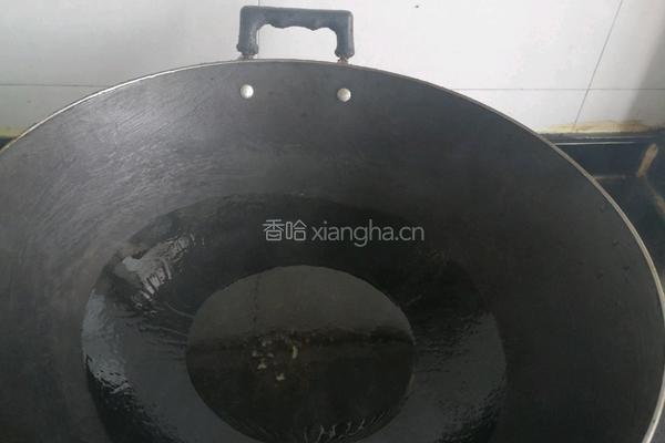 鸡肉炖木耳的做法图解1