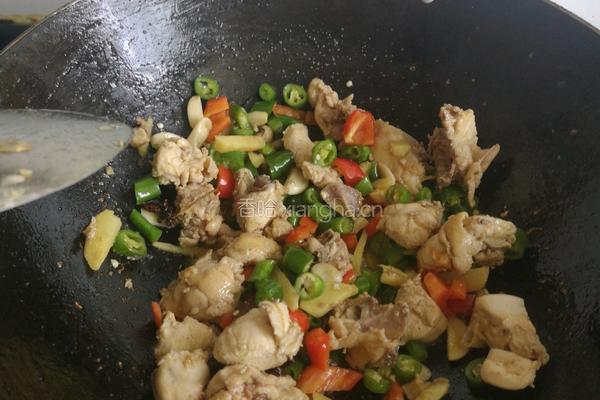 鸡肉炖木耳的做法图解3