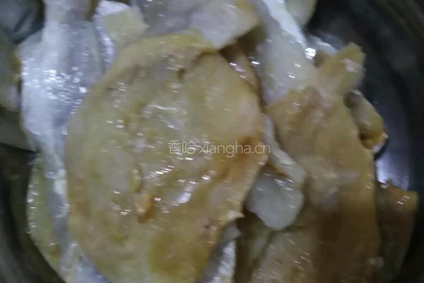 鱼干蒸土豆的做法图解1
