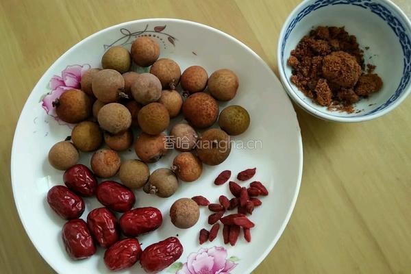 鲜龙眼红枣甜汤的做法图解1