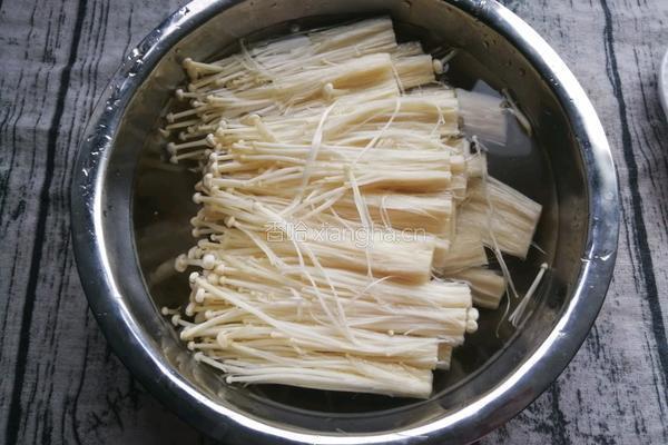 蒸鸡翅金针菇的做法图解2