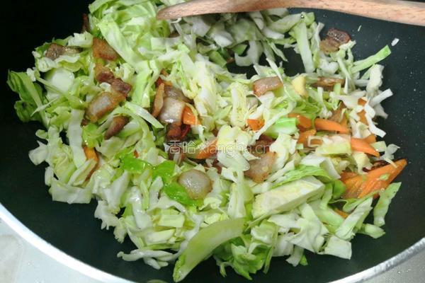 包菜炒回锅肉的做法图解5