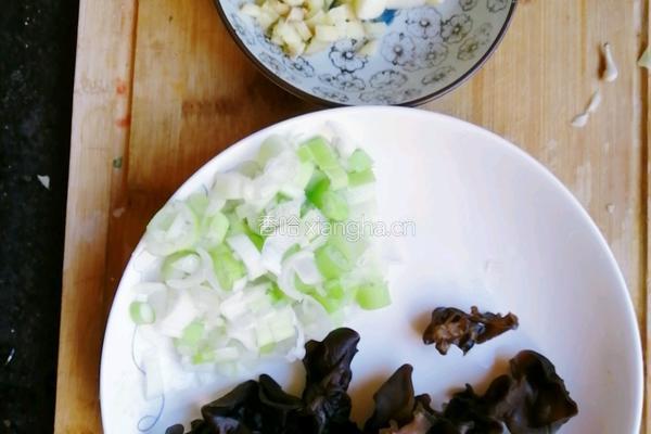 蟹味菇炒木耳的做法图解2