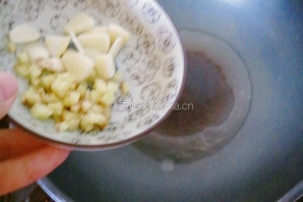 蟹味菇炒木耳的做法图解3