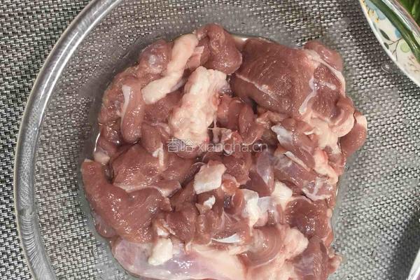孜然羊肉的做法图解1