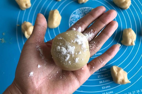 蛋黄月饼（螃蟹造型）的做法图解7