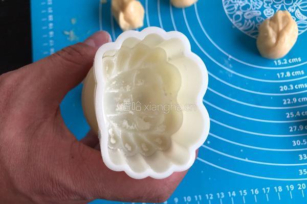 蛋黄月饼（螃蟹造型）的做法图解8
