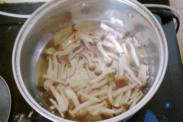 蟹味菇炒木耳的做法图解1