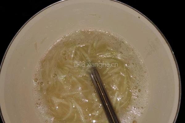 黄瓜鸡蛋芝麻饼的做法图解1