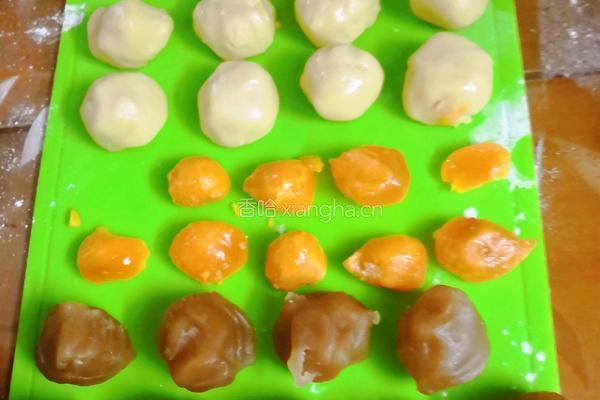 广式月饼（蛋黄白莲蓉）的做法图解9