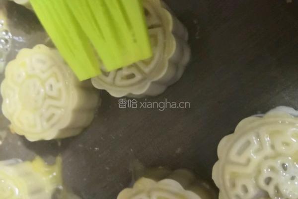 广式月饼（蛋黄白莲蓉）的做法图解15