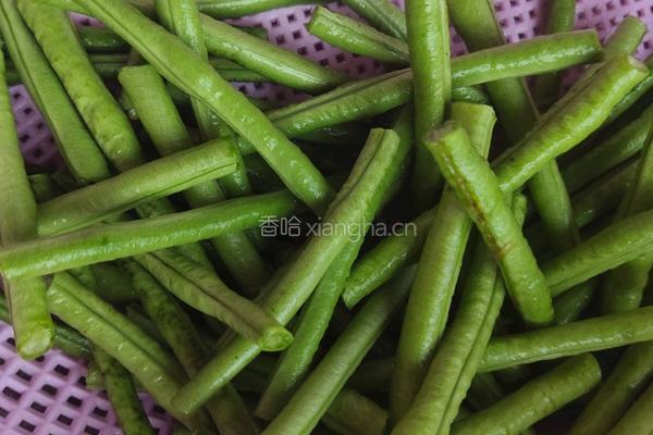 茄子闷豆角的做法图解1