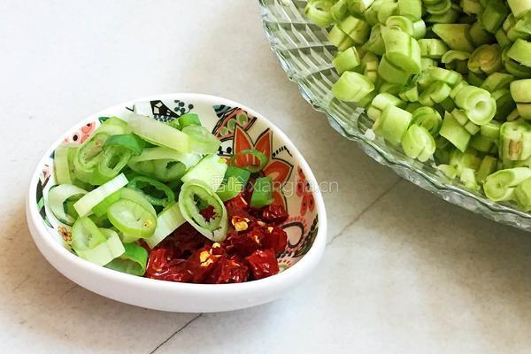 虾酱鸡蛋炒四季豆的做法图解1