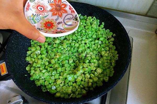 虾酱鸡蛋炒四季豆的做法图解5