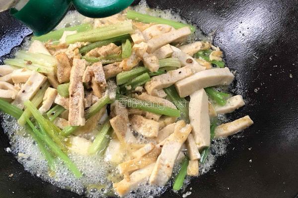 芹菜炒香干的做法图解10