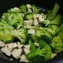 鸡丁炒西蓝花的做法[图]